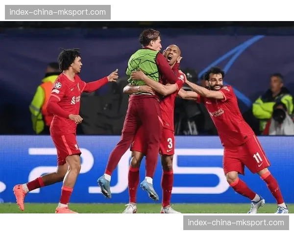 特写：克洛普与埃梅里赛后长时间拥抱交谈