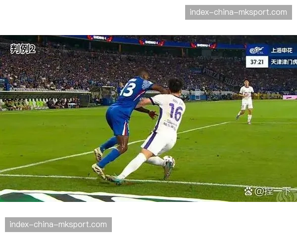 点球！主裁判经VAR提醒后判罚点球，上海申花一蹴而就