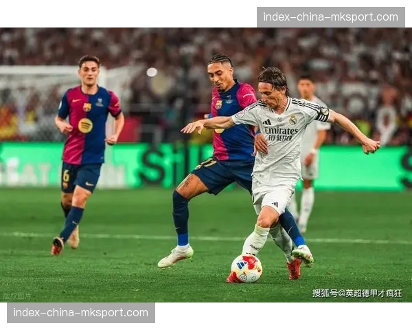 终场哨响，39岁的莫德里奇与克罗斯在伯纳乌并肩向看台鼓掌致意