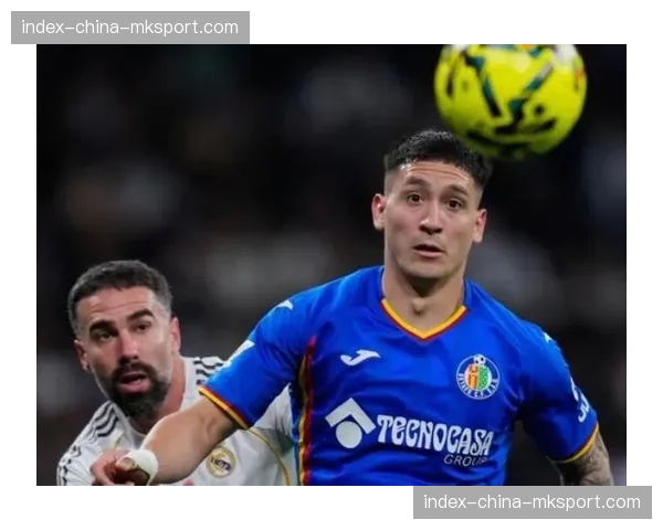 皇马U19欧青联冠军赛前伯纳乌展示奖杯，一线队球星列队欢迎